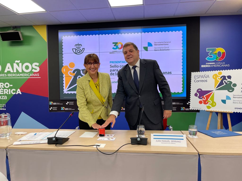 La secretaria general iberoamericana, Rebeca Grynspan, y el presidente de Correos, Juan Manuel Serrado, durante el acto de presentación del sello conmemorativo para el 30 aniversario de las Cumbres Iberoamericanas.