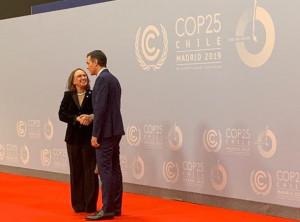 La secretaria general iberoamericana, Rebeca Grynspan, saluda al presidente de España, Pedro Sánchez, durante la COP25