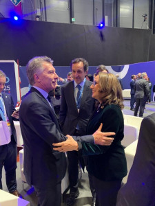 La secretaria general iberoamericana, Rebeca Grynspan, saluda al presidente de Argentina, Mauricio Macri, durante la COP25