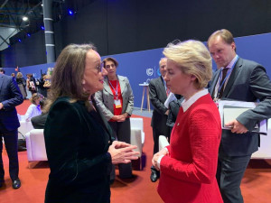 La secretaria general iberoamericana, Rebeca Grynspan, dialoga con Ursula von der Leyen, Presidenta de la Comisión Europea,, durante la COP25