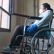 Mujer en silla de ruedas